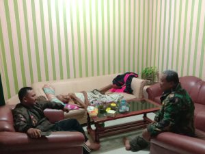 Babinsa Koramil 04/Karanganyar Bersama Lurah Cepat Tanggap Menjenguk Warga Binaan Yang Sedang Sakit