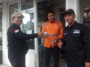 Berbagi di Jumat Berkah Rutin,FWJI Korwil Jakarta Barat Bagikan Makanan Siap Saji
