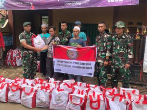 Bantuan Presiden RI Didistribusikan Oleh Prajurit Raider 300 Ke Tenda-Tenda Pengungsi