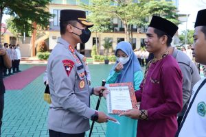 Kapolres Tangsel Beri Penghargaan Kepada Santri Yang Prestasi Tahun 2022 di Wilayan Tangerang Selatan