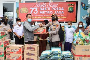Jelang HUT Polda Metro Jaya ke 73 Polwan Polres Pelabuhan Tanjung Priok Memberikan Baksos Sembako dan Santunan Anak Yatim di Muara Angke