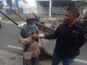 Jum’at Berkah, FWJ Indonesia Korwil Jakarta barat Rutin Berbagi Makanan Siap Saji