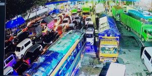 Menjelang Liburan Hari Natal Dan Tahun Baru, Antrian Ratusan Kendaraan Terlihat Di Pelabuhan Merak