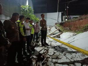 Kapolsek Pondok Aren Tinjau Langsung Lokasi Kejadian Tembok Pembatas Bank CIMB Niaga Yang Runtuh