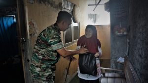 Susuri Lorong Sempit, Dandim 0735/Surakarta Berikan Bantuan Paket Sembako Kepada Masyarakat Kurang Mampu