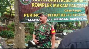 Peringati HUT Kodam Jaya Ke 73, Koramil 04/Pulogadung Karya Bakti Bersihkan, Mengecat Makam