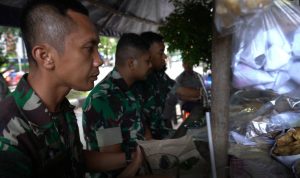 Berkah Pengamanan Prajurit TNI Di Surakarta, Dagangan Pedagang Kecil Laris Manis