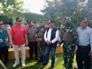 Kerja Bakti dan Penghijauan Lingkungan Oleh Babinsa Koramil 03/Pasar Rebo, Ciracas