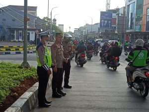 Kapolres Tangsel  “Gatur” Lalin padat pagi di Perempatan Gaplek Pamulang Dan Sosialisasi Aplikasi Tangsel Presisi