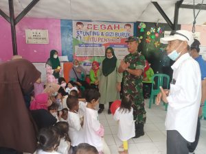 Hari Juang TNI-AD, Kodim 0505/JT Berikan Bantuan Sembako Kepada Keluarga Stunting