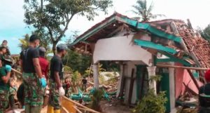 Yonif Raider 300/Bjw Bantu Warga Korban Gempa Cianjur Bersihkan Puing Puing