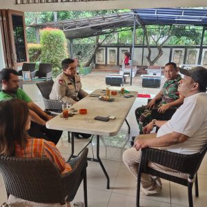 Komsos Babinsa Bersama Bhabinkamtibmas Wujudkan wilayah Kelurahan Bambu Apus Aman