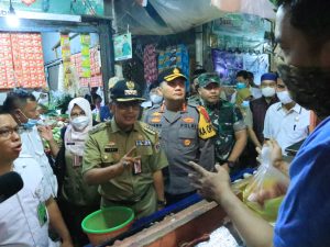 Dandim 0503/JB Bersama Tiga Pilar Meninjau Harga Bahan Pokok di Pasar Menjelang Tahun Baru 2023