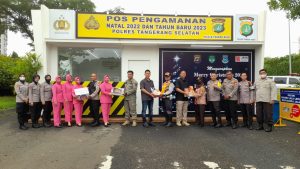 Kunjungi Pos Pengamanan Nataru, PJU Polres dan Ketua Bhayangkari Ranting Pondok Aren Berikan Bingkisan Tali Asih Untuk Anggota
