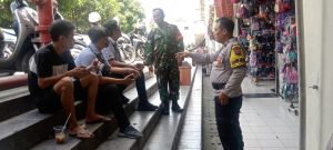 Jaga Kondusivitas Wilayah,Babinsa Bersama Bhabinkamtibmas Komsos Dengan Tokoh Masyarakat