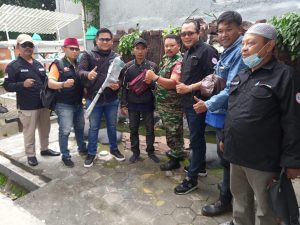 Jumat Berkah FWJI Korwil Jakbar Beri Bantuan Tongkat Bagi Penyandang Disabilitas