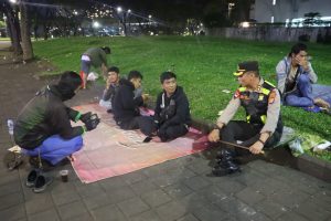 Sasar Anak-Anak Nongkrong dan Para Pedagang Kaki Lima Dalam Giat Operasi Kejahatan Jalanan Kapolres Tangerang Selatan Sampaikan Pesan-Pesan Kamtibmas