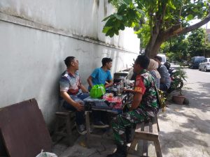 Warung Angkringan/Hek Jadi Sarana Komsos Yang Efektif Untuk Babinsa Kelurahan Purwosari