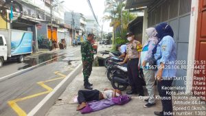 Polsek Tambora melalui Bhabinkamtibmas Lakukan Evakuasi Warga Tuna Wisma Yang Sakit Tergeletak Dipinggir Jalan