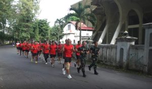 Kodim 0735/Surakarta Genjot Stamina Fisik Dengan Lari Aerobik Dan Olahraga Bersama