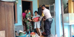 Wujud Kepedulian, Babinsa Bersama Bhabinkamtibmas Kepatihan Wetan Berikan Bantuan Sembako Kepada Warganya