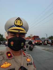 Personel Satlantas Jakarta Barat Dengan Sigap Melakukan Penderekan Kendaraan Busway Yang Mengalami Mogok