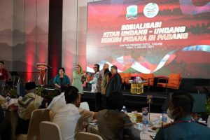 Hadirkan Para Akademisi, MAHUPIKI Gelar Sosialisasi KUHP Nasional di Padang