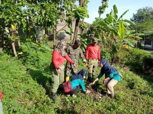 Gandeng Tim Saberling, Babinsa Kelurahan Banjarsari Kerja Bakti Bersihkan Lingkungan
