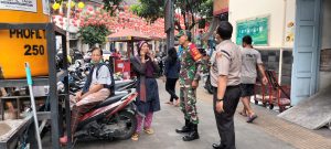 Cek Kestabilan Harga Sembako, Babinsa Sudiroprajan Sambangi Pedagang Dan Pengunjung Pasar Gede Solo