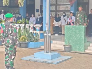 Motivasi Para Siswa,Babinsa Koramil 07/Cipayung Jadi Irup Upacara Bendera Hari Senin