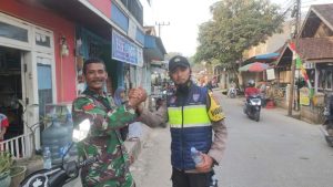 Babinsa Kopka Azmiadi Kembali Beraksi Evakuasi Pipa Tiang Pancang yang Berhamburan di Jalanan