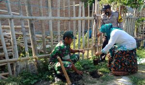 Peduli Lingkungan Babinsa Bersama Bahabinkamtibmas Lakksanakan Penanaman Pohon