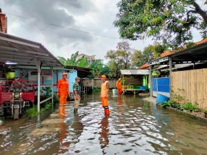 Kuras Genangan Air Pasca Hujan Oleh Babinsa Koramil 06 Cakung