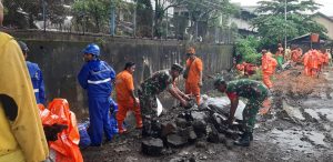 Minggu Bersih, Koramil 06/Cakung Bersama Muspika Kerja Bakti