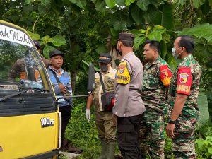 Penyekatan Pagi, Satu Truck Kendaraan Bermuatan Sapi Dikembalikan oleh Petugas Gabungan TNI-Polri dari Polsek Kenduruan Polres Tuban ke Wilayah Blora