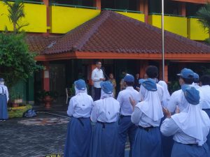 Babinsa Duren Sawit Dampingi PJ. Gubernur Jadi Irup Upacara Di SMA 71