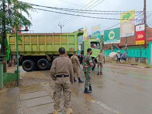 Muspika Parung Panjang Laksanakan Giat Pemutarbalikan Truk Pengangkut Tambang Yang Melanggar