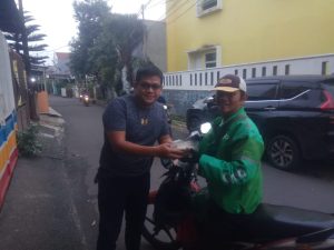 Berbagi Jumat Berkah, Pengurus dan Anggota FWJ Indonesia Korwil Jakarta Barat Bagikan Makanan Siap Saji