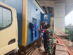 Siaga Banjir, Babinsa Koramil 01/Jatinegara Pantau Luapan Air Sungai Ciliwung