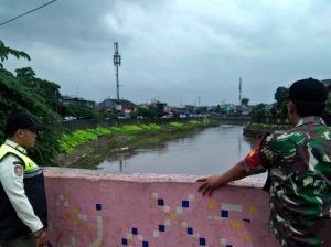 Cuaca Extrim Babinsa Kel.Cipinang Melayu Cek Ketinggian Arus Air Sungai