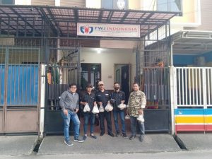 Program Jumat Berkah Rutin FWJ Indonesia Korwil Jakarta Barat Berbagi Makanan Siap Saji