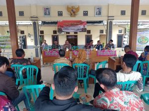 Bersama Seluruh Kepala Desa, Kapolsek Kenduruan Polres Tuban Gelar Jum’at Curhat di Balai Desa Jamprong