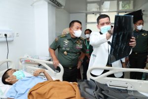 Kasad Beri Perhatian Kepada Warga Subang Penderita Kelumpuhan