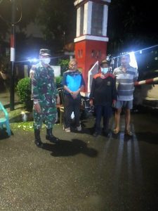 Malam Ramadhan Kondusif, Babinsa Koramil 04/Pulogadung Tingkatkan Siskamling