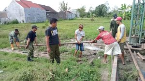 Sukseskan Program TNI Manunggal Air Bersih, Babinsa Kelurahan Banjarsari  Bersama Warga Gotong-royong Bantu Proses Pengeboran