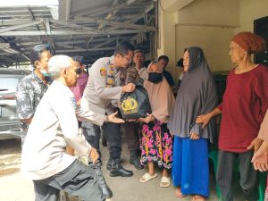 Kapolsek Cilincing Salurkan Bantuan Kemanusiaan Polri Untuk Masyarakat