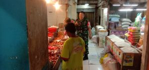 Pantau Kamtibmas dan Harga Sembako, Pelda Purwanto Kunjungi Pasar