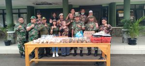 Berbagi takjil dan Nasi Kotak Untuk Sesama oleh Koramil 03/Pasar Rebo, Ciracas