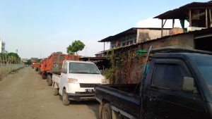 Armada Pengangkut Sampah Parkir di Pemukiman Padat Penduduk