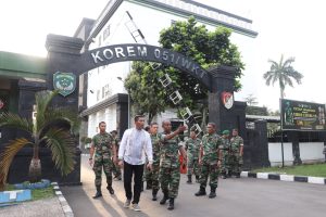 Tebar Semangat Ramadhan Korem 051/Wkt Berbagi Takjil Gratis